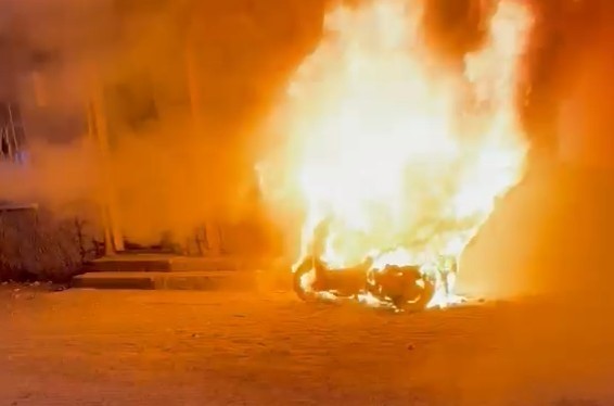 İlçede 2 yangın birden! Önce otlar sonra motosiklet yandı
