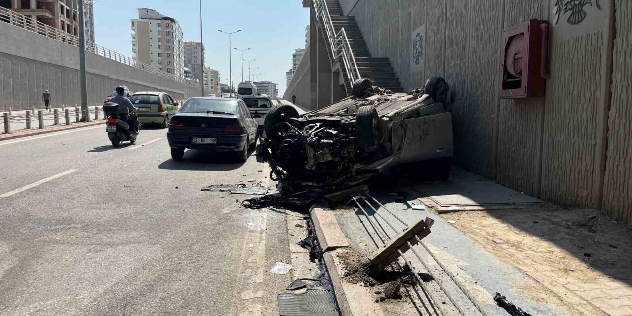 Çeçenistan Caddesi'nde kaza: Araç takla attı, yolcu sıkıştı