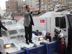 Osman Baydemir panzerin üzerine çıktı