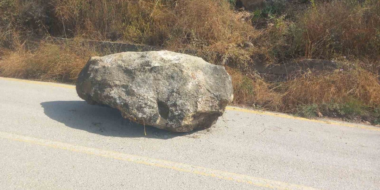 Dev Kaya Kütlesi Köy Yolunu Kapattı