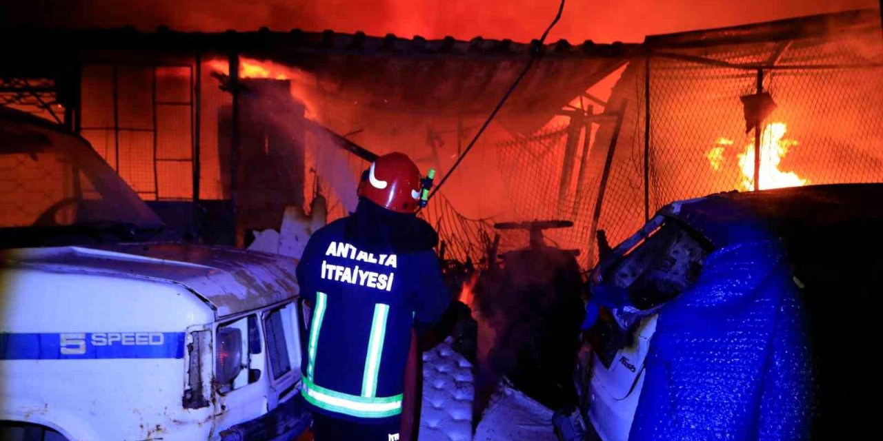 40 yıllık emeği gözlerinin önünde küle döndü