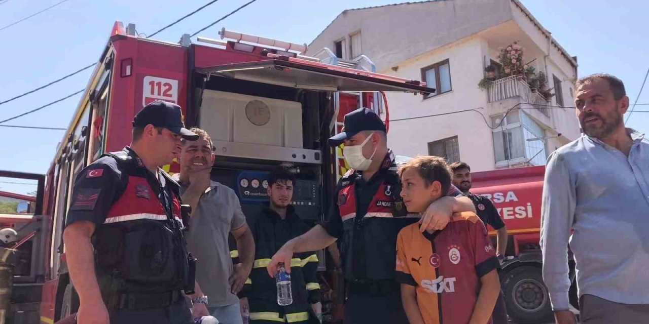 Yumurta deposunda yangın: Minik Huzeyfe’nin gözyaşları yürek burktu