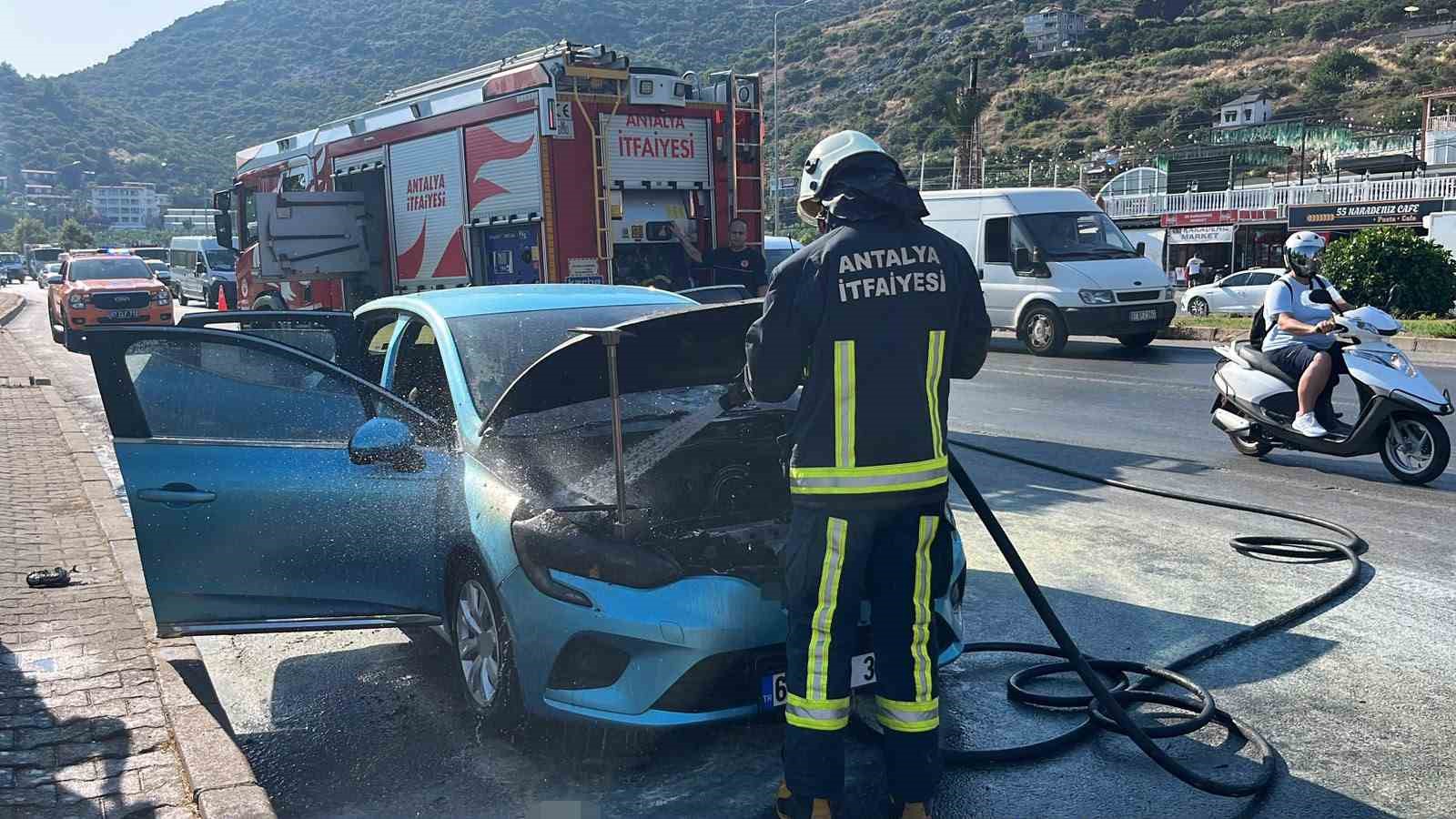 Alanya’da Korkutan Araç Yangını: İtfaiye ve Orman Ekipleri Zamanla Yarıştı