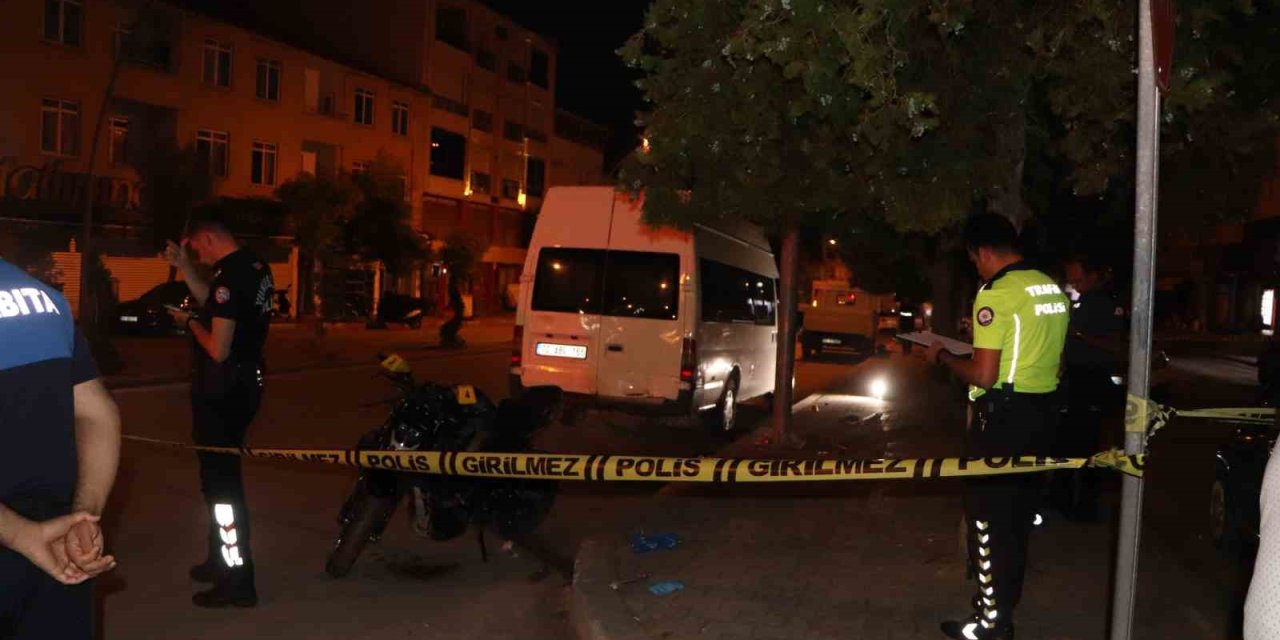 Park halindeki araca çarptılar: 2 genç olay yerinde can verdi
