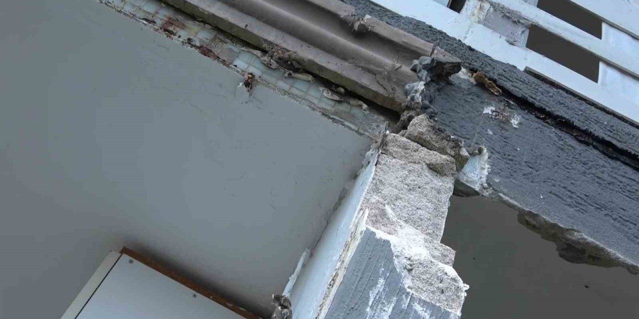 20 santimetrelik balkon çıkıntısı için kepçeli yıkım