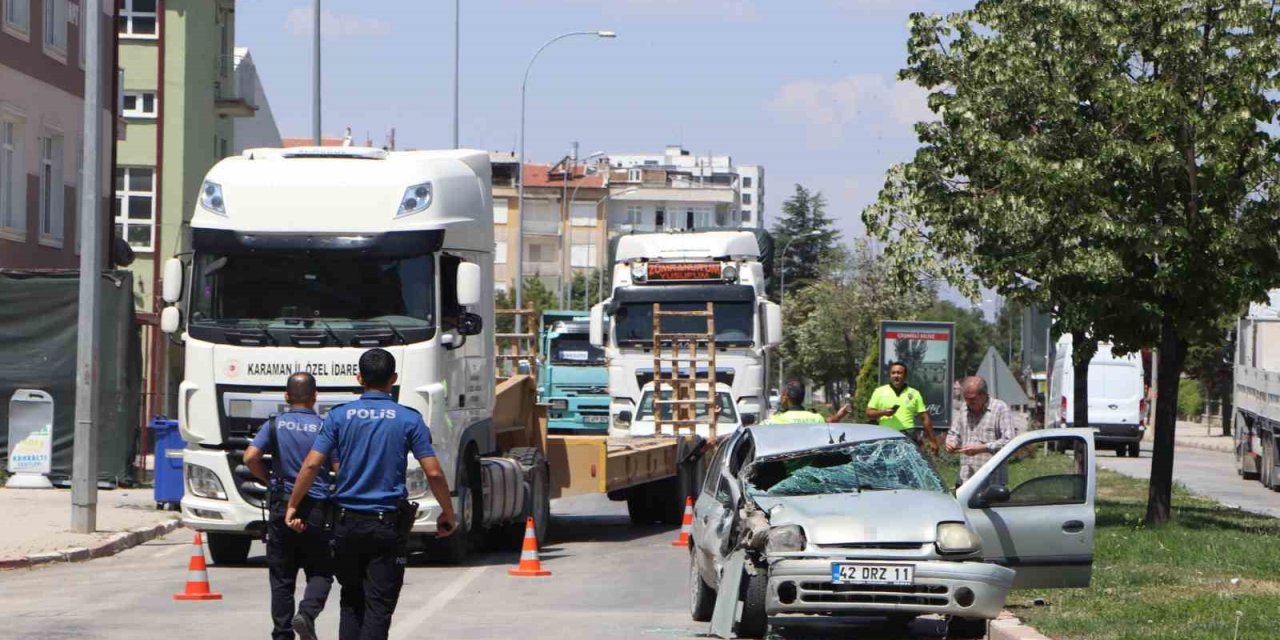 Otomobil tıra arkadan çarptı: 1’i ağır 3 yaralı