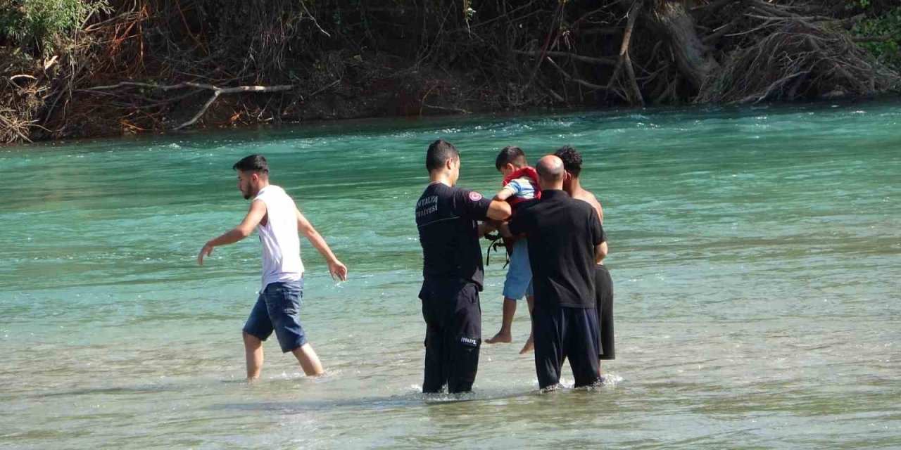 Irmak ortasındaki adacıkta mahsur kaldılar