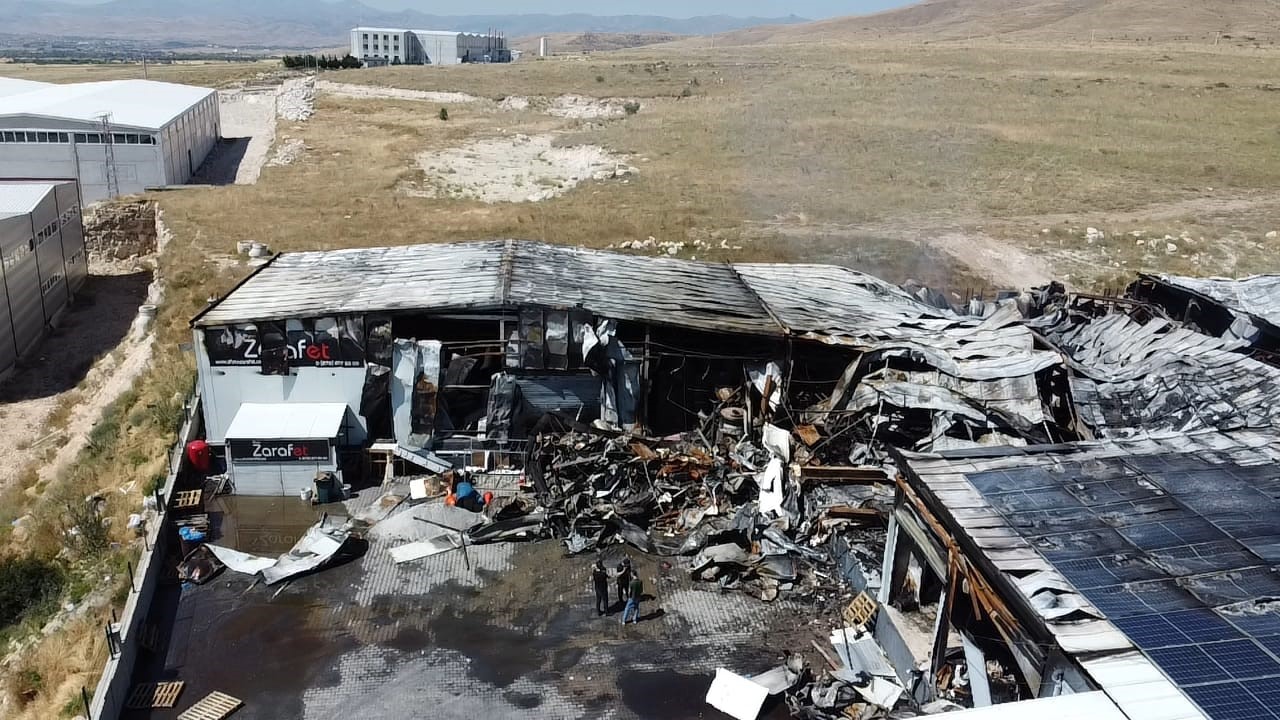 Afyonkarahisar'da Büyük Yangın: Sucuk Fabrikası Kül Oldu