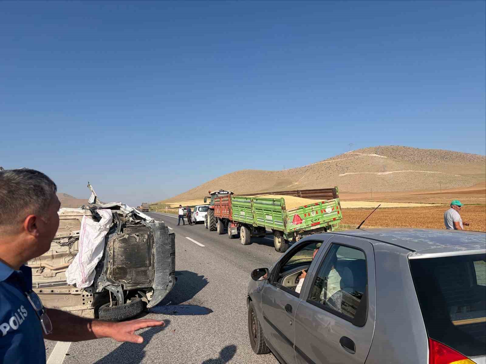 Karaman'da Otomobil Traktör Römorkuna Çarptı: 1 Yaralı