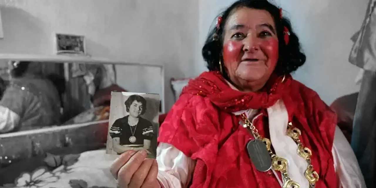 Tek Renkle Geçen Ömür: Konya’nın "Kırmızılı Kadın"ı Sultan Özcan Dualarla Uğurlandı