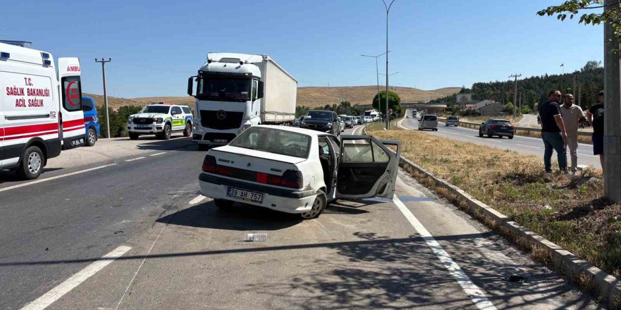 Bariyerlere çarpan otomobilde 6 kişi yaralandı