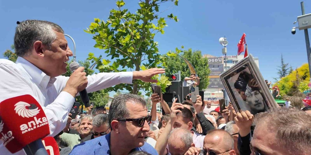 Özgür Özel’in Niğde programında vatandaşlar ezilme tehlikesi geçirdi