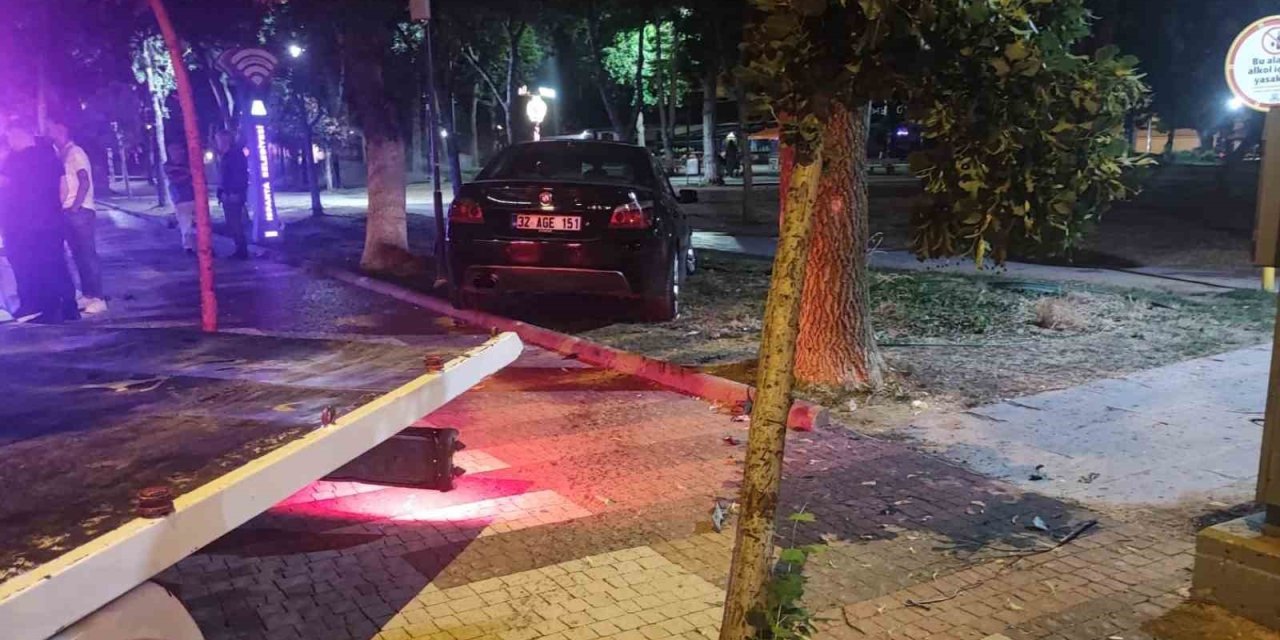 Ehliyeti almadan alkollü direksiyona geçti