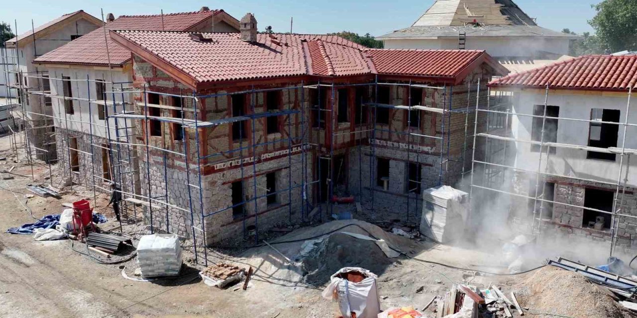 Türbe Arkası'nda Büyük İhya: Adım Adım Tarihe Dönüş