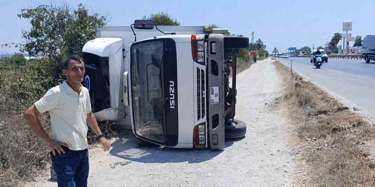 Devrilen kamyondan burnu kanamadan çıktı, aracının başında ekipleri bekledi