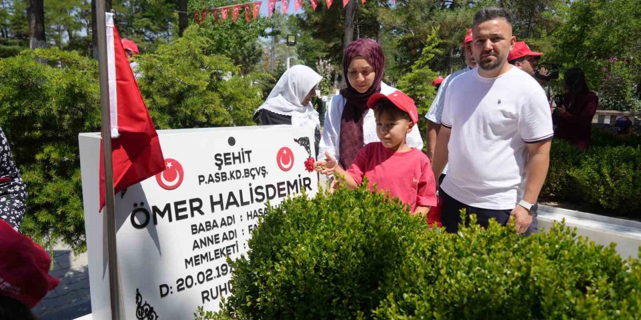 7 yaşındaki Ömer Halis Demir, ismini taşıdığı şehidi ilk kez ziyaret etti
