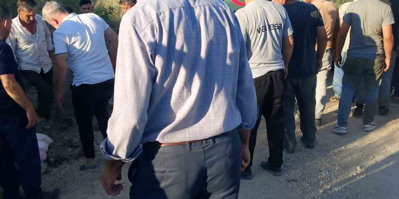 Freni boşalınca hareket eden traktörünün altında kaldı