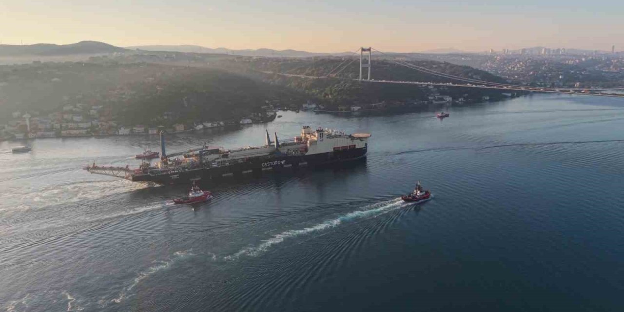 325 metrelik dev boru döşeme gemisi İstanbul Boğazı’ndan geçiş yaptı