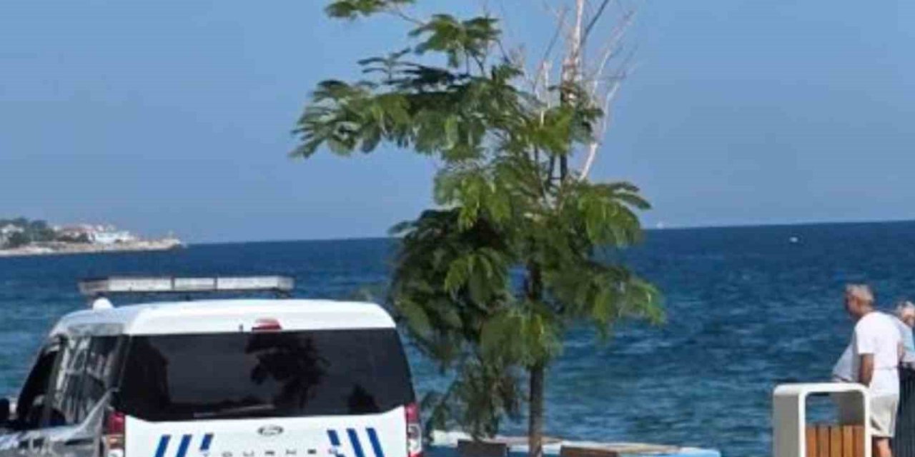 Denizde hareketsiz bulunan kişi, hastanede hayatını kaybetti
