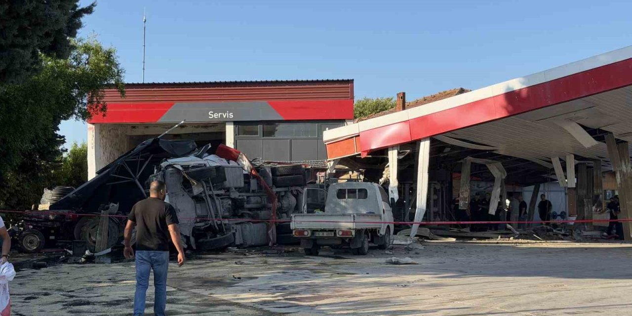 Akaryakıt istasyonuna daldı: Markette alışveriş yapan kişi öldü