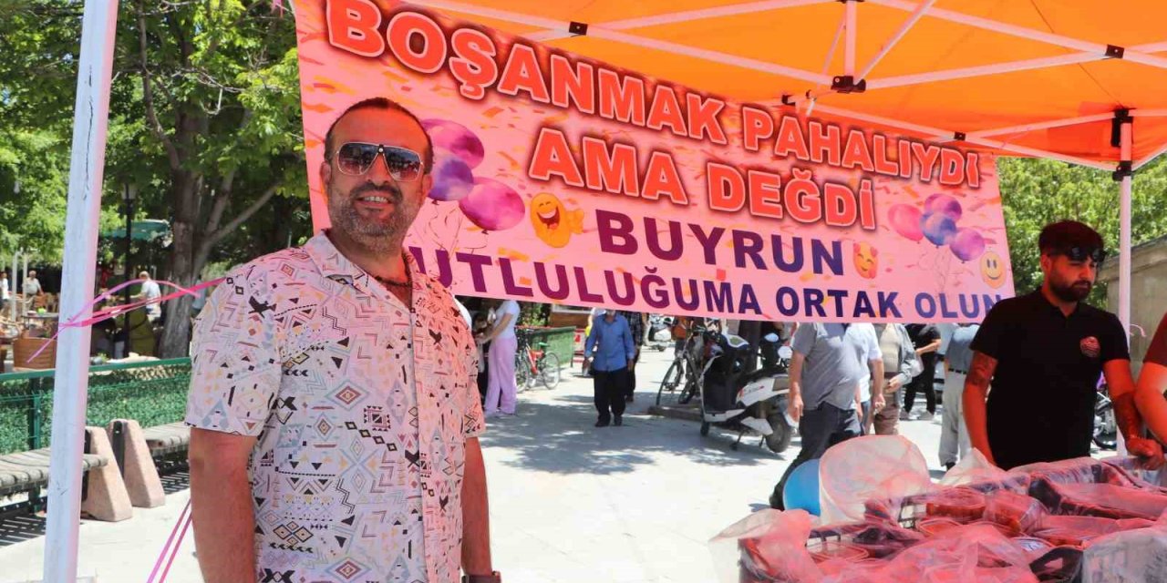 Vatandaşa lokma dağıtarak boşanmasını kutladı