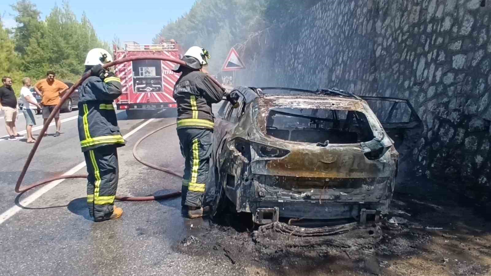 Tatil Dönüşü Faciadan Dönüldü: Alev Alev Yanan Otomobilden Son Anda Kurtuldular