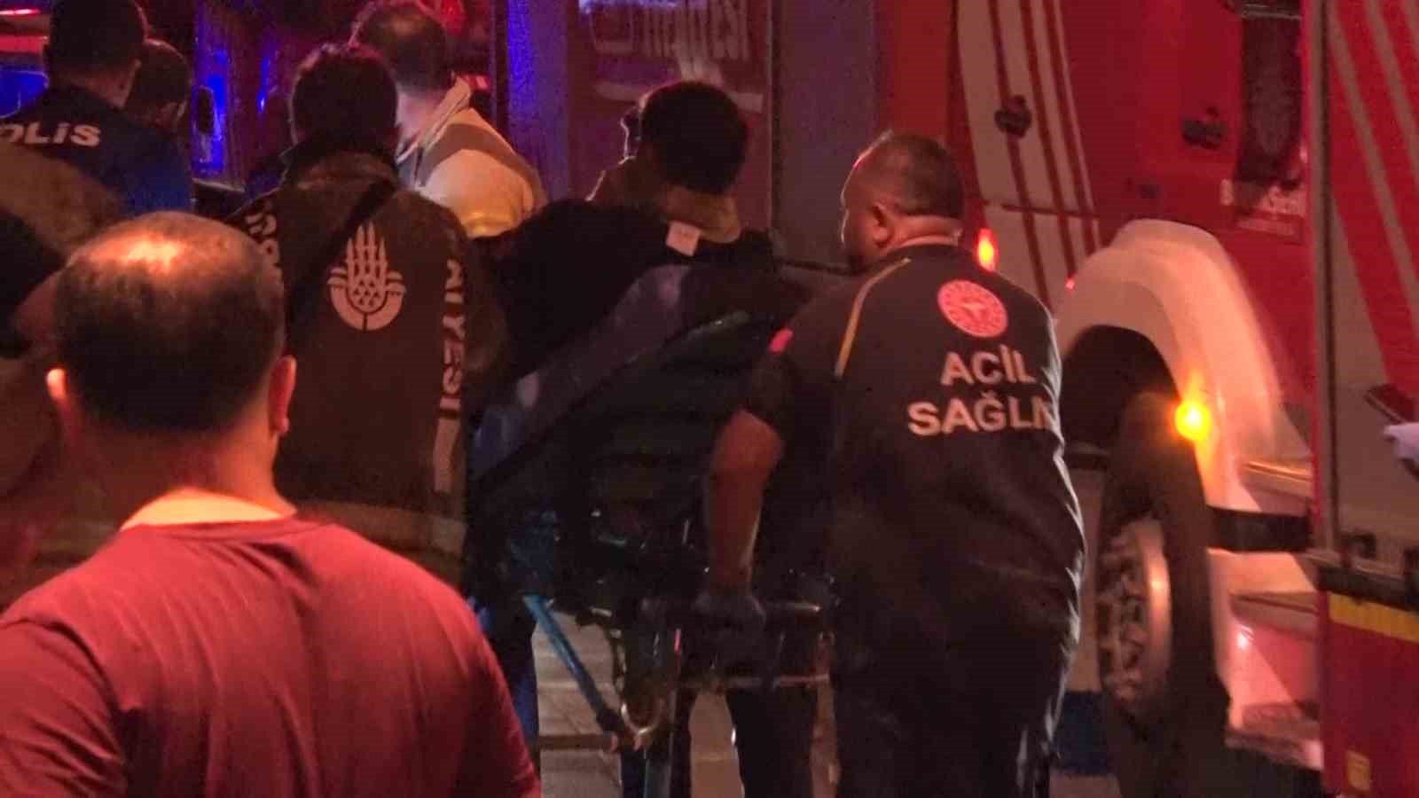 Fatih’te 4 katlı binada çıkan yangında bir itfaiye eri yaralandı