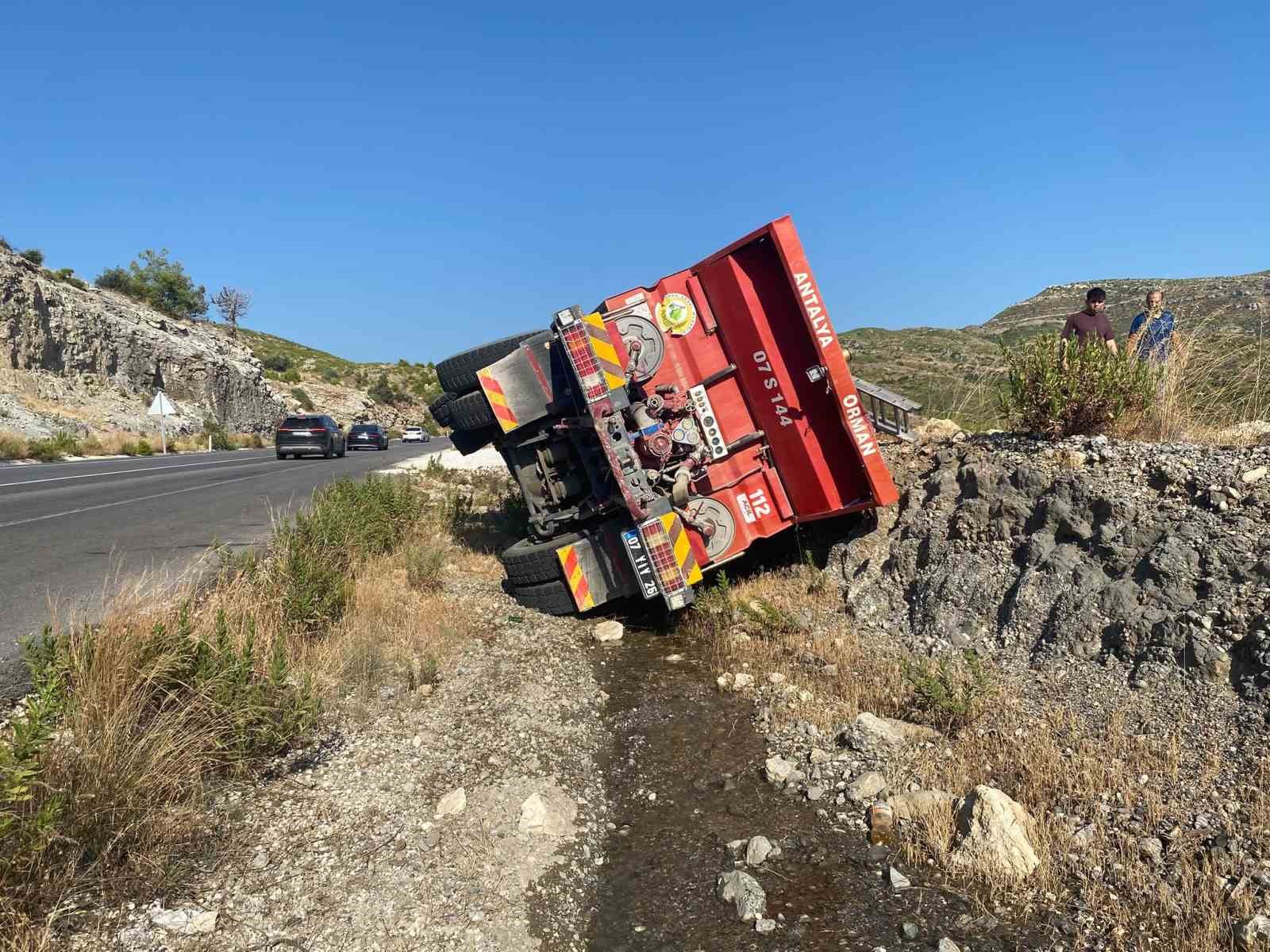 Akseki'deki orman yangınına su götüren tanker kaza yaptı
