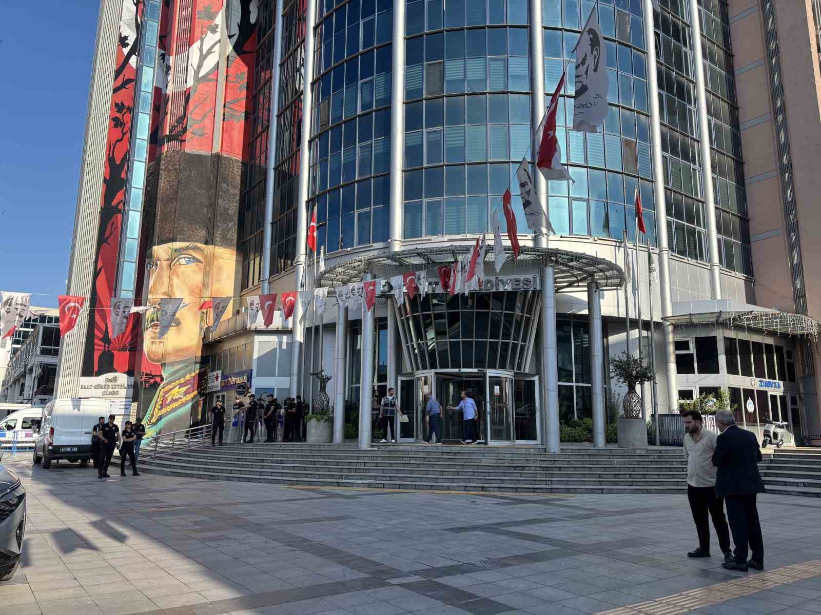 İzmit Belediyesine Operasyon: Başkan Hürriyet ve Eşi Gözaltına Alındı