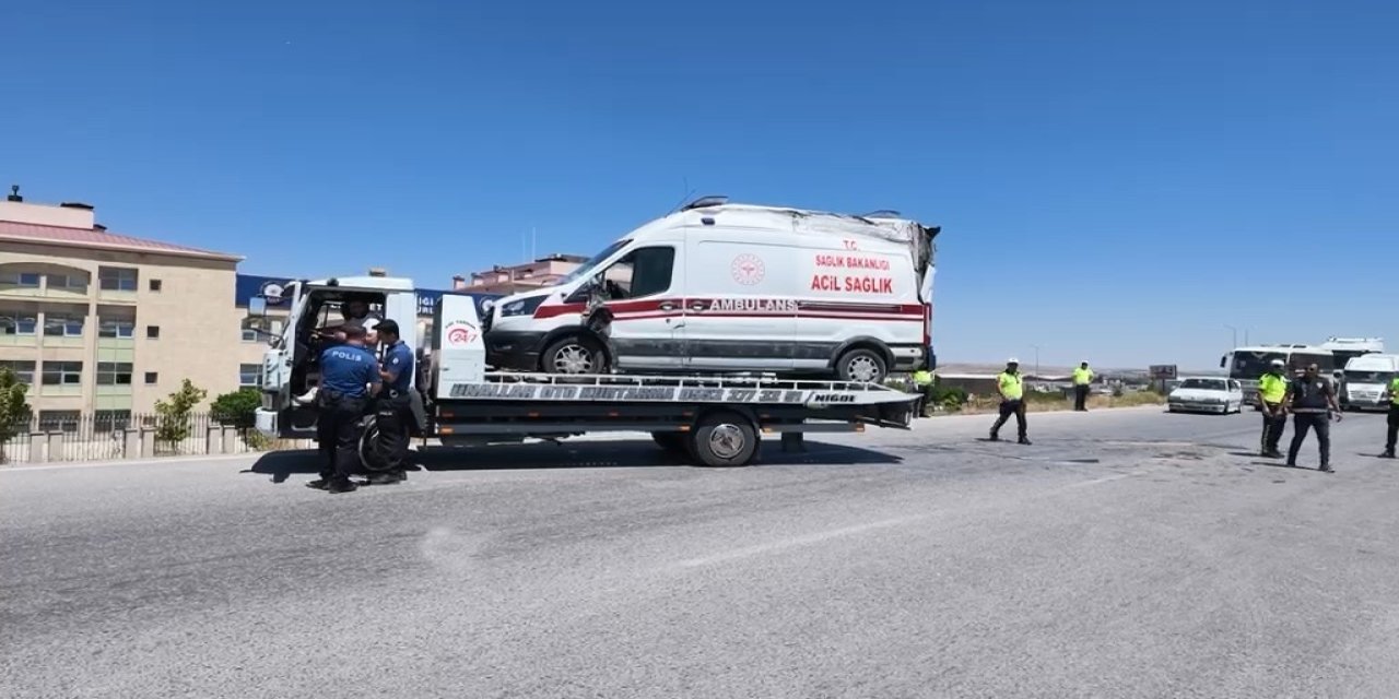 Ambulans ile otomobil çarpıştı: 3’ü sağlık çalışanı 5 yaralı