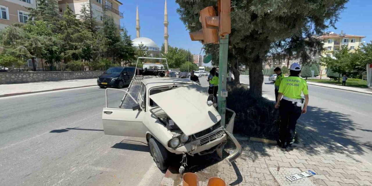 Otomobil trafik lambasına çarptı: 1 yaralı