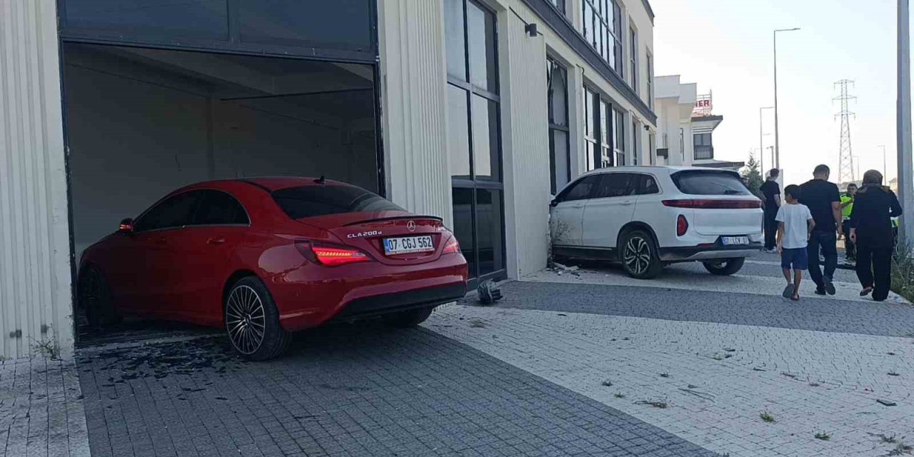 Çarpışan otomobiller iki ayrı kapıdan iş yerine girdi