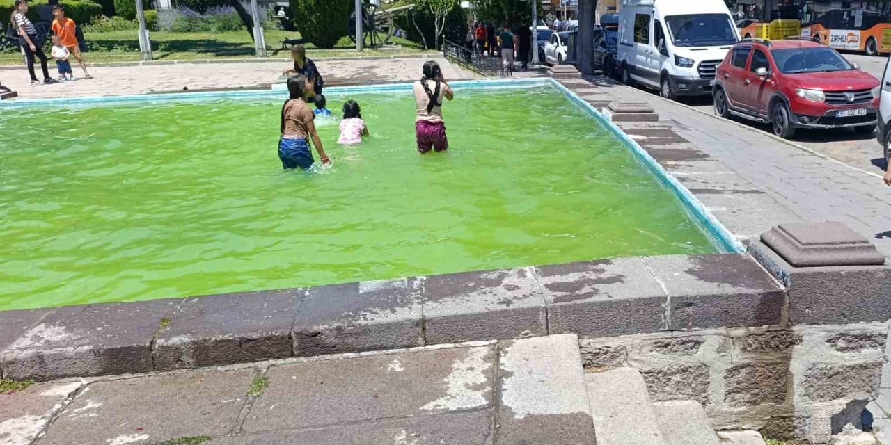 Sıcaklardan Kaçan Çocuklar Süs Havuzunda Tehlikeye Meydan Okudu