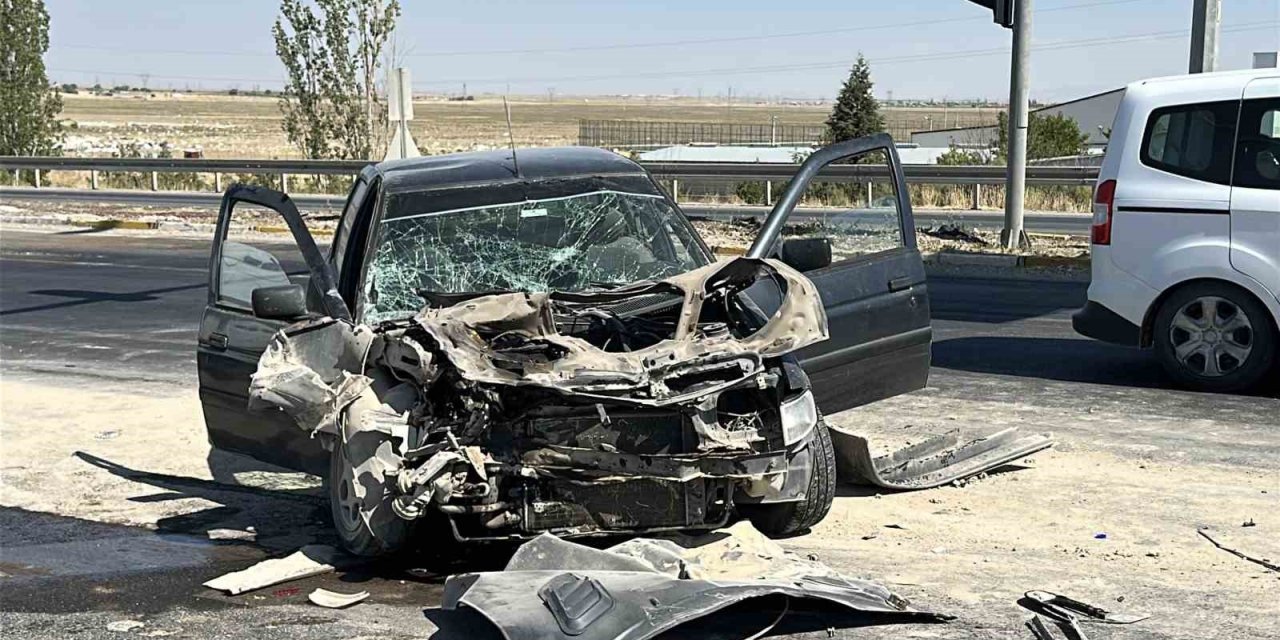 Aksaray-Konya Karayolunda Otomobil Vince Çarptı, 3 Ağır Yaralı
