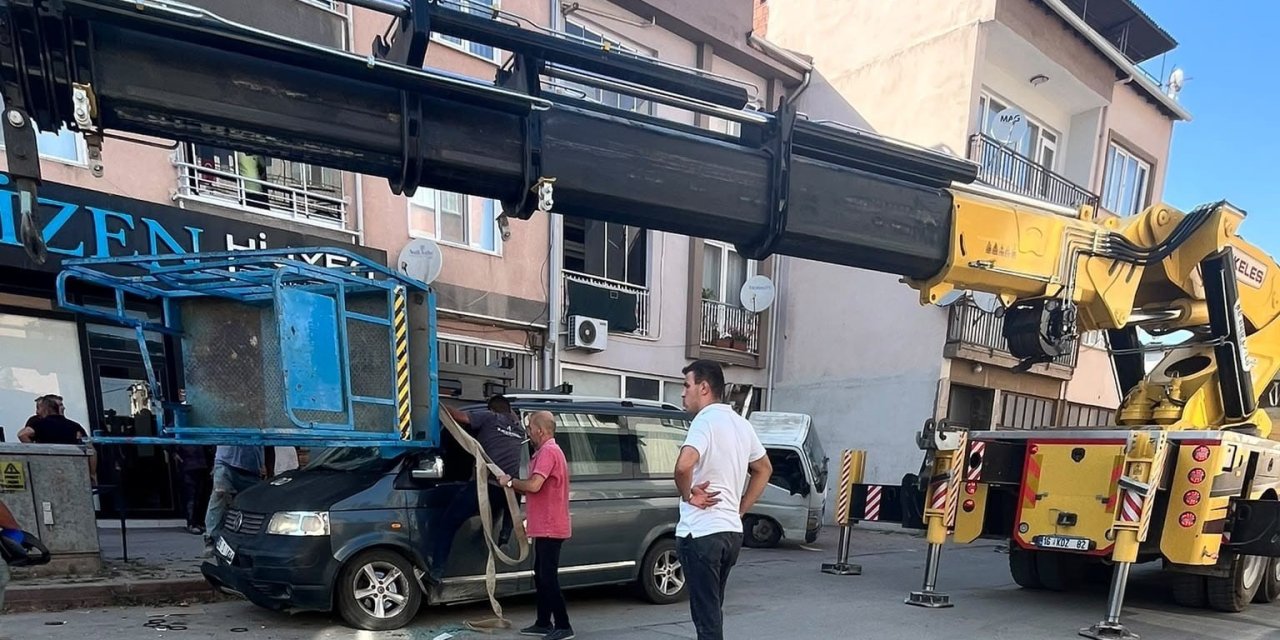 Yük asansörü minibüsün üzerine böyle devrildi