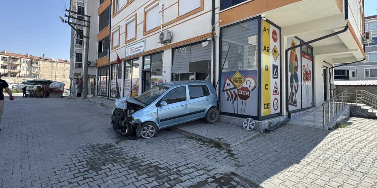 Kontrolden çıkan otomobil araçlara ve iş yerine zarar verdi