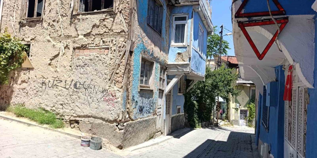 Dar Sokaktaki Kirişe Araçlar Çarpmasın Diye Reflektörlü Çözüm