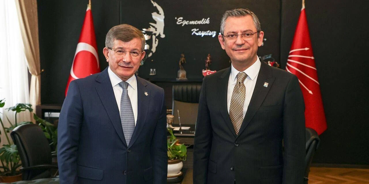Davutoğlu'ndan Özgür Özel'e Parti Çıkışı: Küçük İhtilafları Bırakın