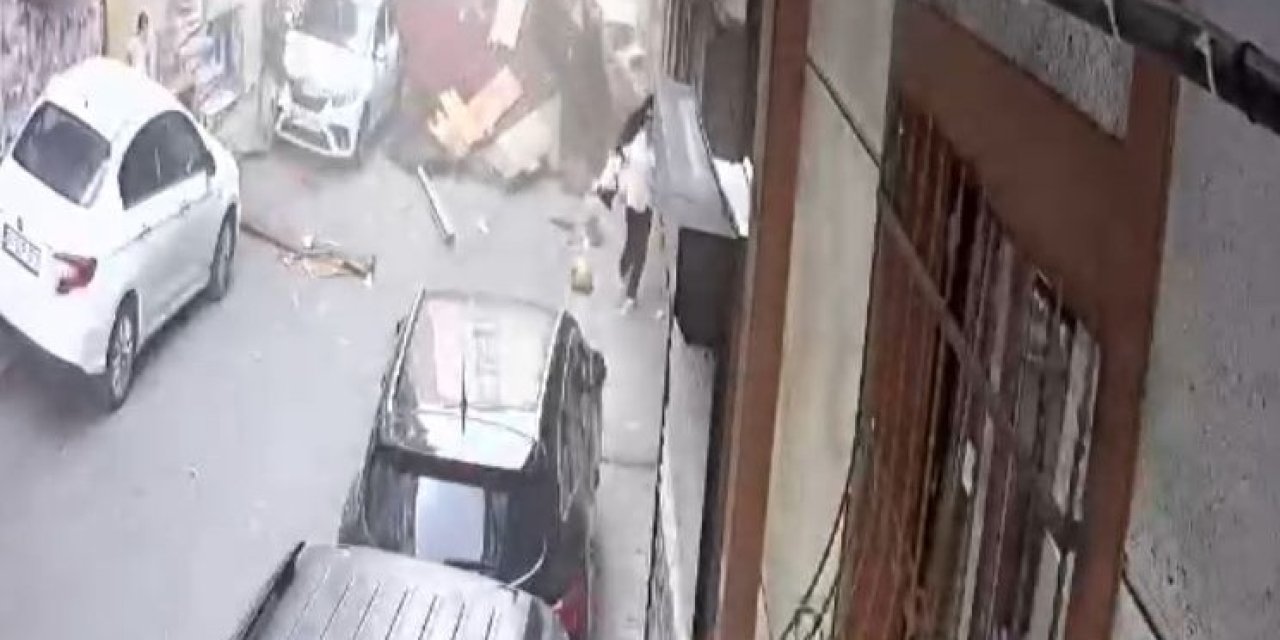 Fırtınada çatı sokağa uçtu: Çocuklar son anda kurtuldu