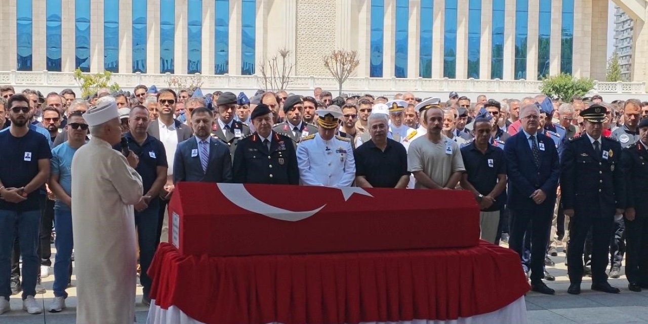 Helikopter kazasında hayatını kaybeden pilot son yolcuğuna uğurlandı