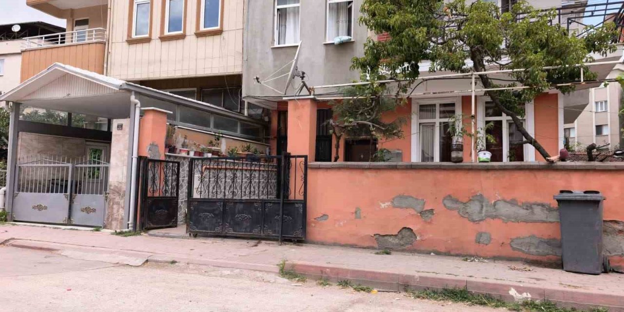 Sürgülü demir kapının altında kalan 3 yaşındaki çocuk ağır yaralandı