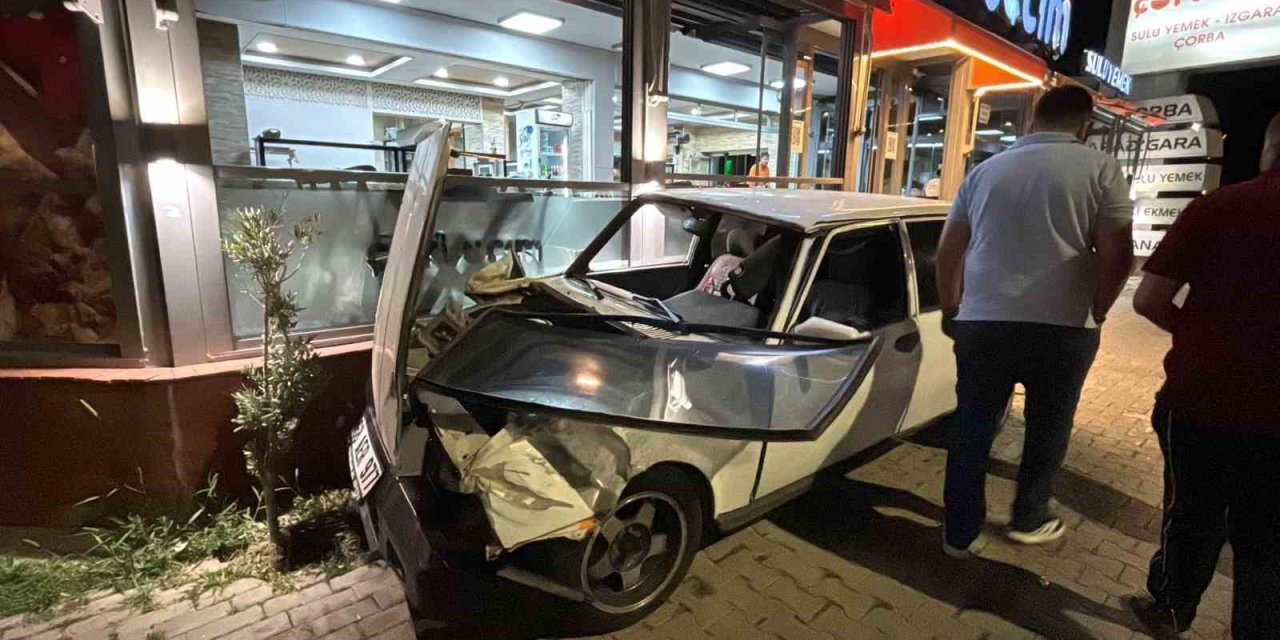 Direksiyon Hakimiyetini Kaybetti, Lokanta Duvarına Çarptı: Ortalık Karıştı!