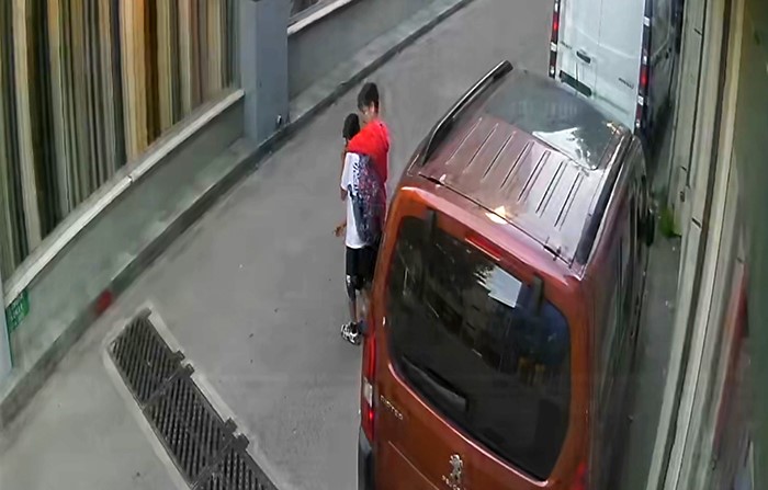 Yere düştü tekmeledi! Akran zorbalığı kamerada