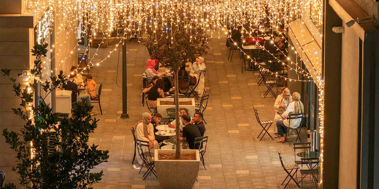 Konya Suriçi Çarşısı Renkli Işıklarıyla Geceye Damga Vurdu