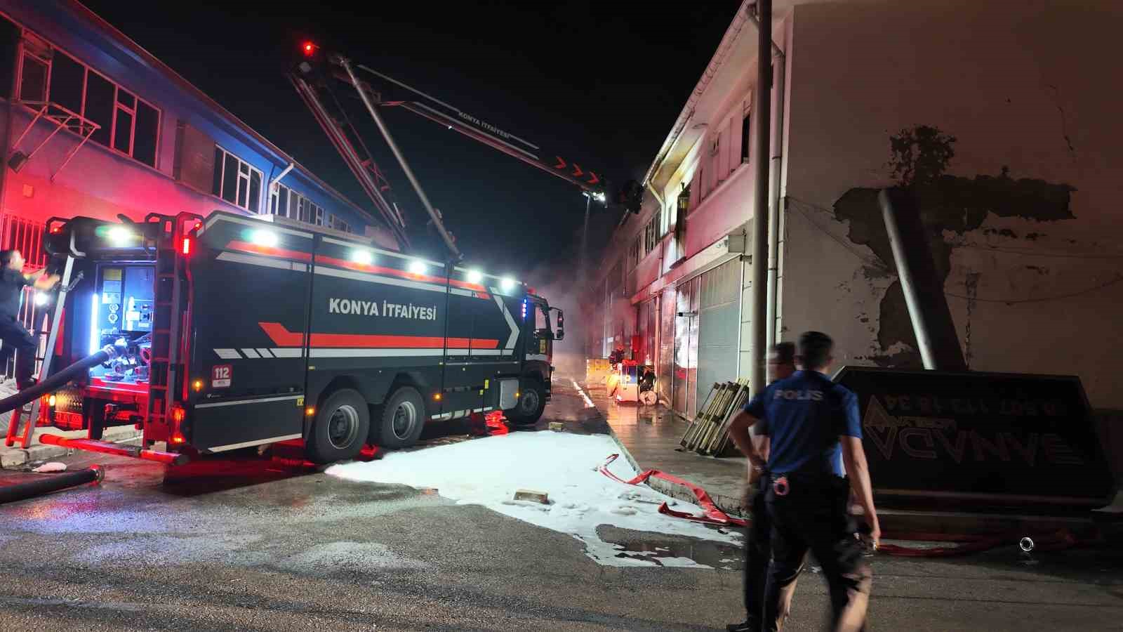 Konya'da mobilya imalathanesinde yangın! Dumanlar paniğe neden oldu