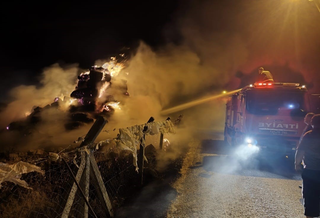 Karapınar'da Saman Balyası Yangını Paniğe Yol Açtı: 10 Ton Saman Kül Oldu