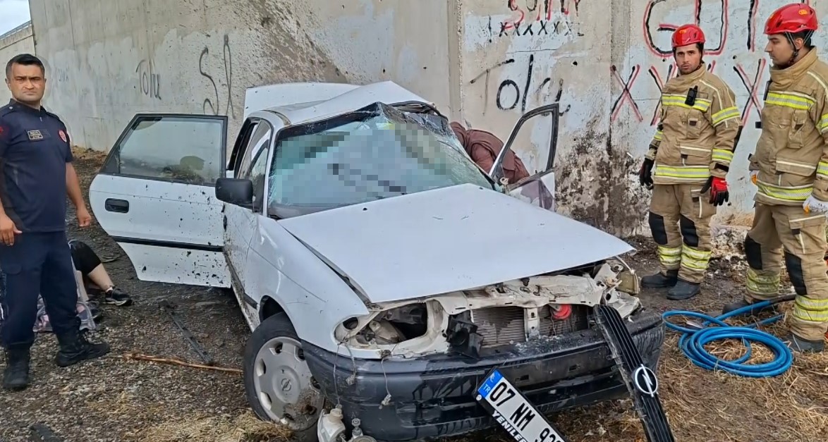 Beton duvara çarpan otomobilde 3 kişi hayatını kaybetti