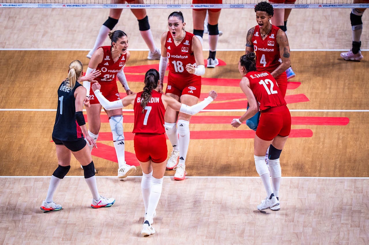 Filenin Sultanları finalde! Çin'i set vermeden geçti, rakip Brezilya
