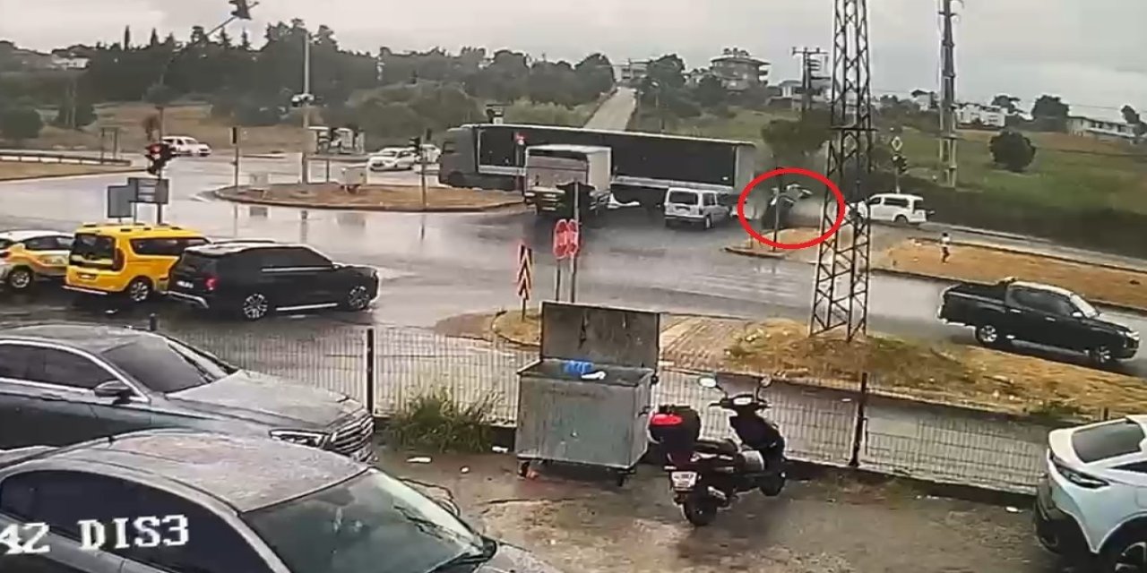 Tırın otomobili sürükleyip takla attırdığı anlar kamerada: 3 yaralı