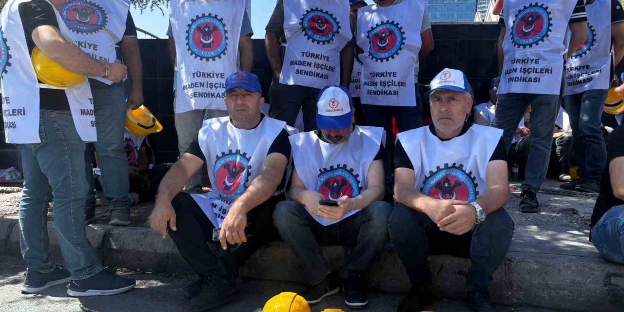 Doruk Madencilik işçileri şirket önünde eylem başlattı